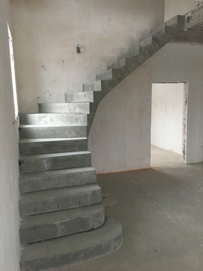 Г-образная полнотелая лестница с забежными ступенями. п. Суромна.